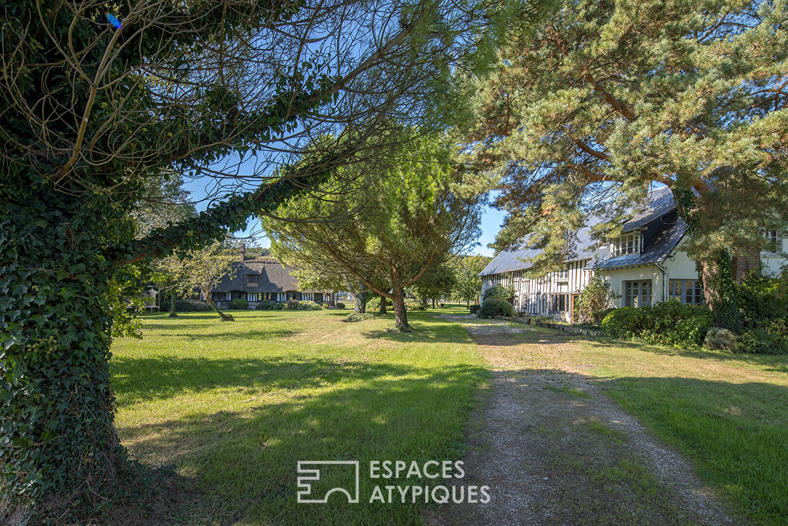 Renovated cottage on the banks of the Seine and its 3 outbuildings on its wooded park