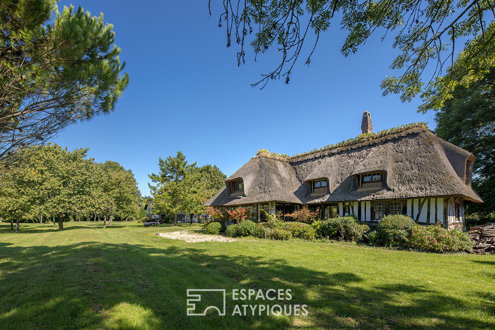 Renovated cottage on the banks of the Seine and its 3 outbuildings on its wooded park