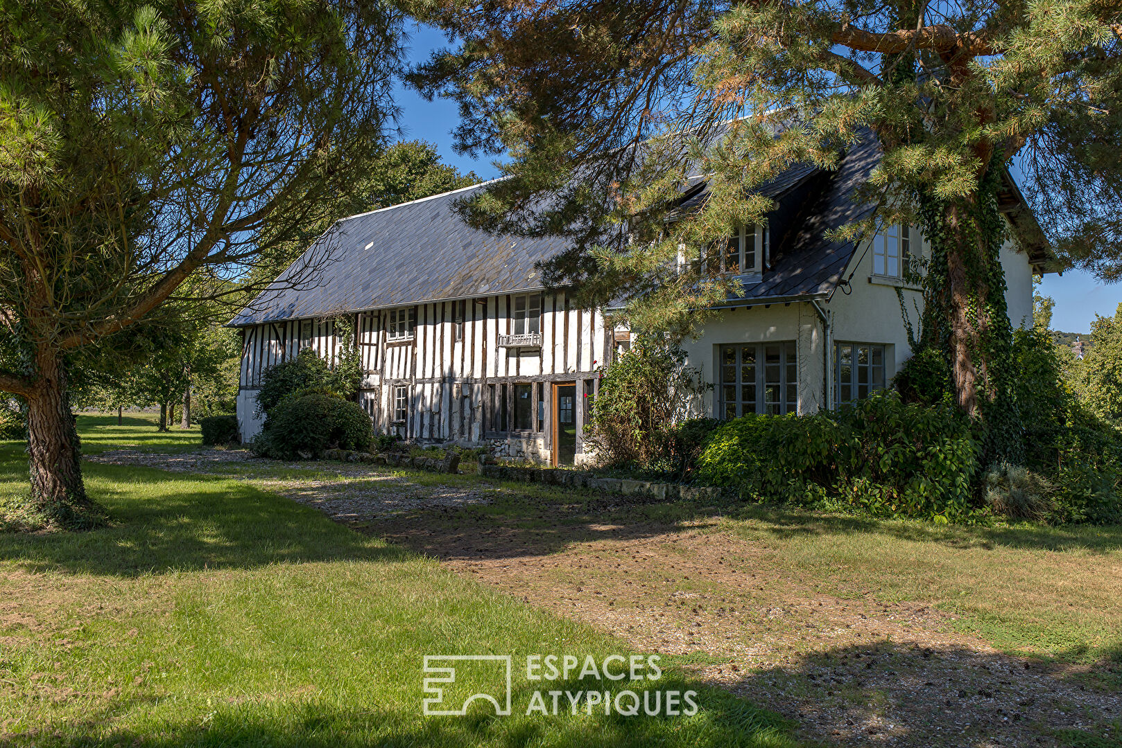 Renovated cottage on the banks of the Seine and its 3 outbuildings on its wooded park