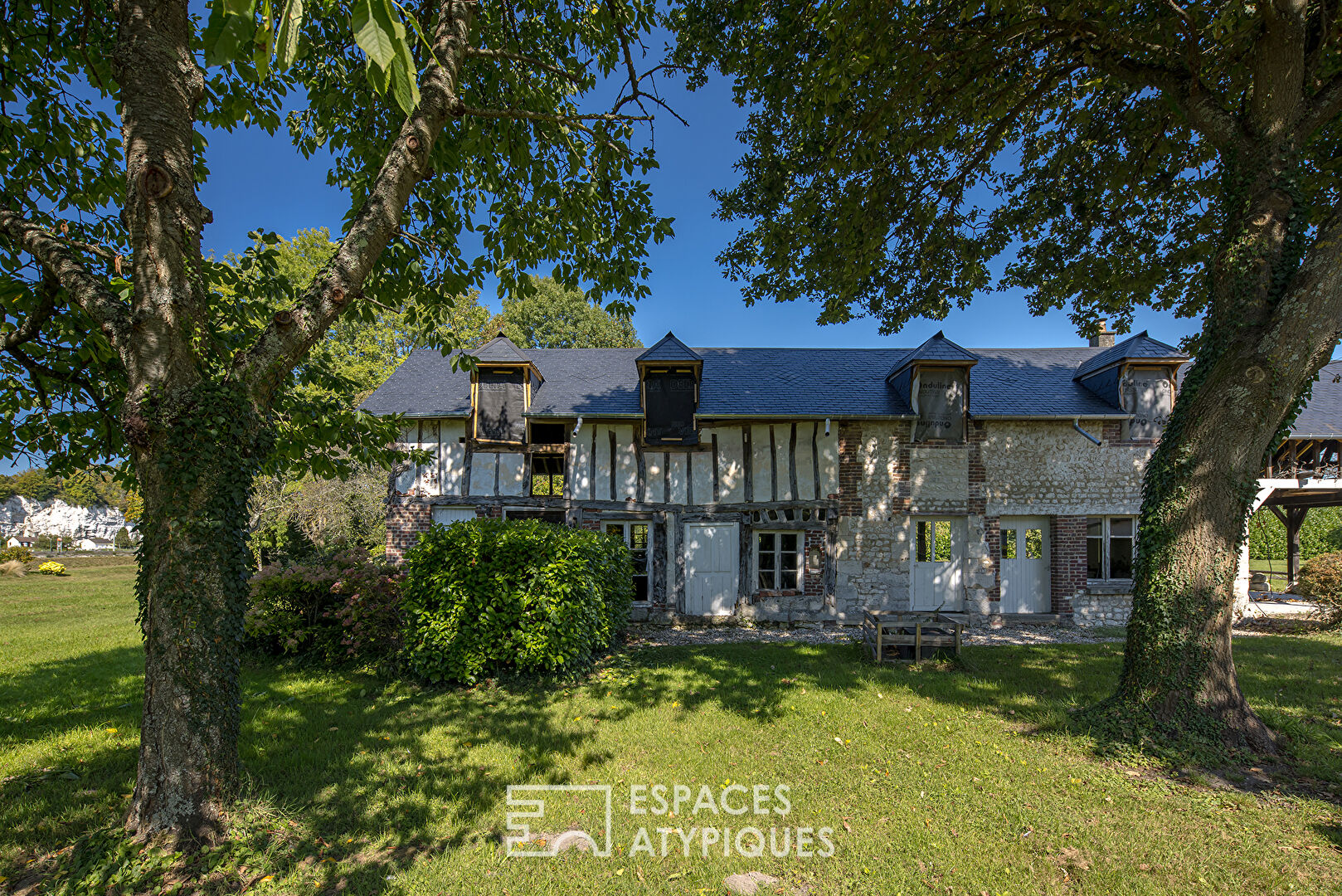 Renovated cottage on the banks of the Seine and its 3 outbuildings on its wooded park