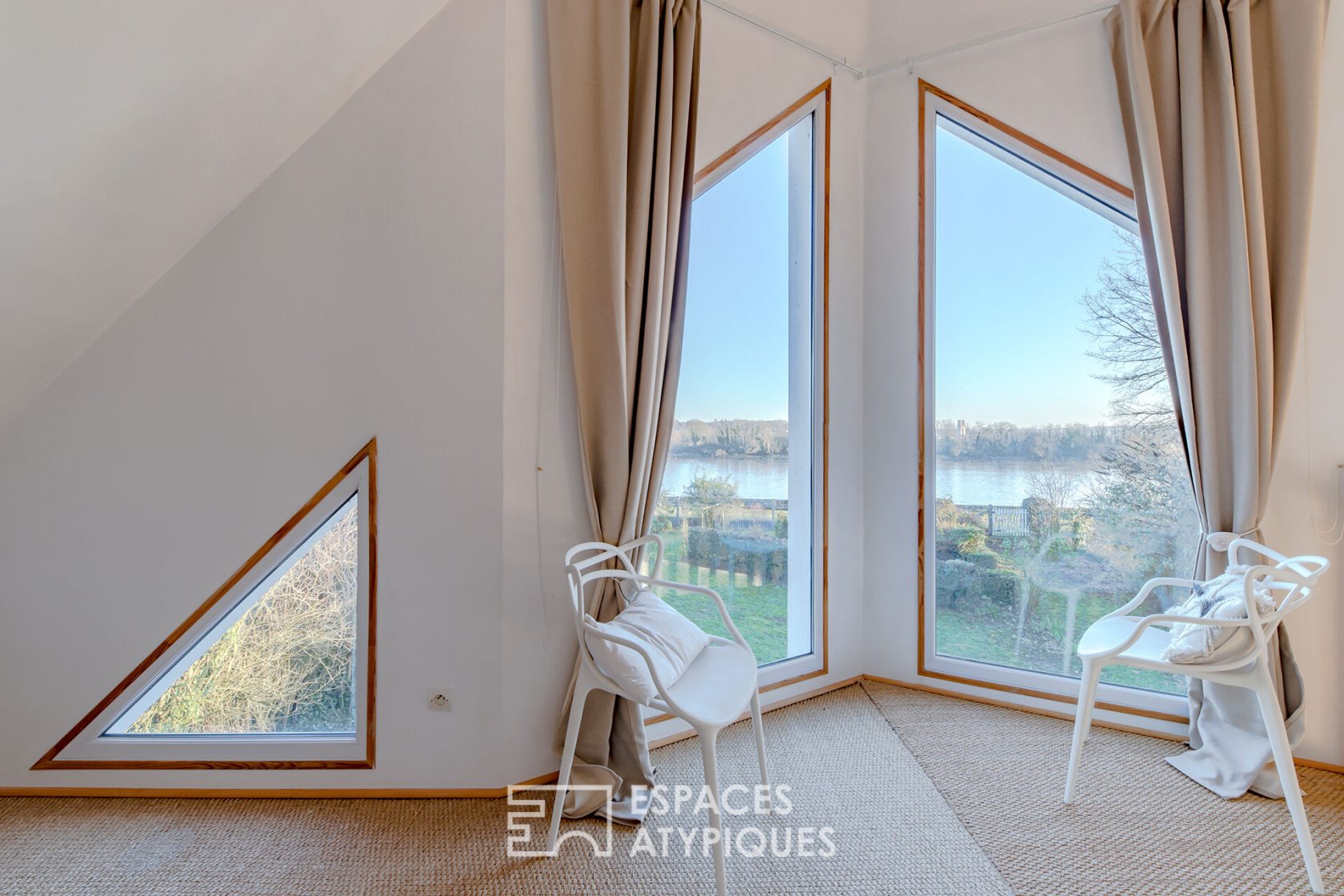 Scandinavian-inspired house on the banks of the Seine