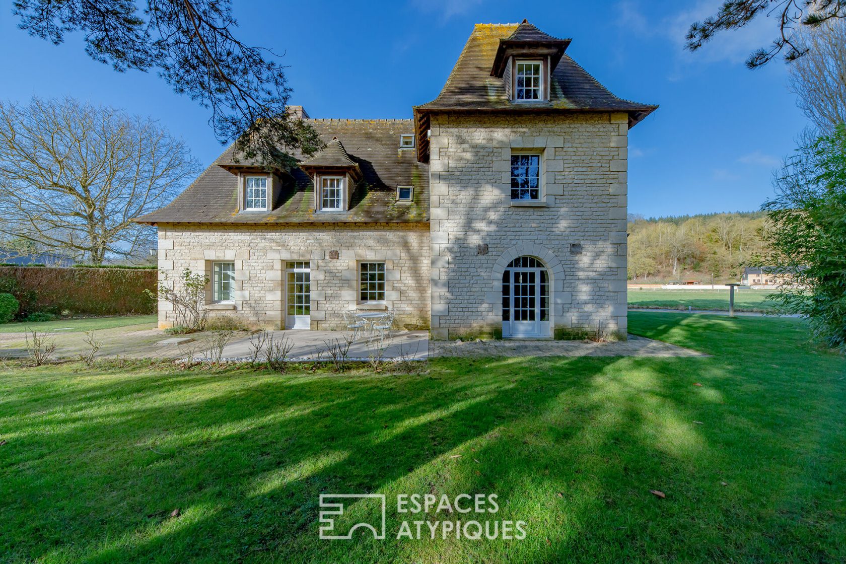 Anglo-Norman style house on the banks of the Iton and its outbuilding