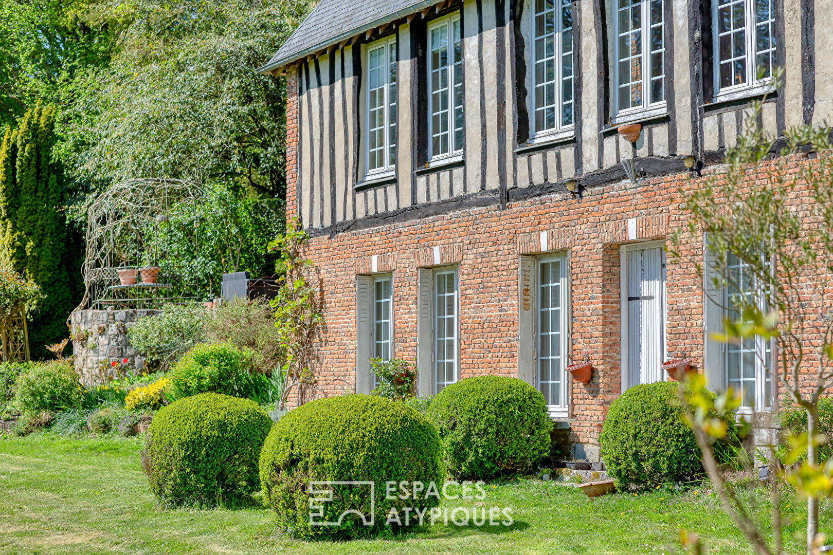 Charming house and its outbuilding in a hilly park