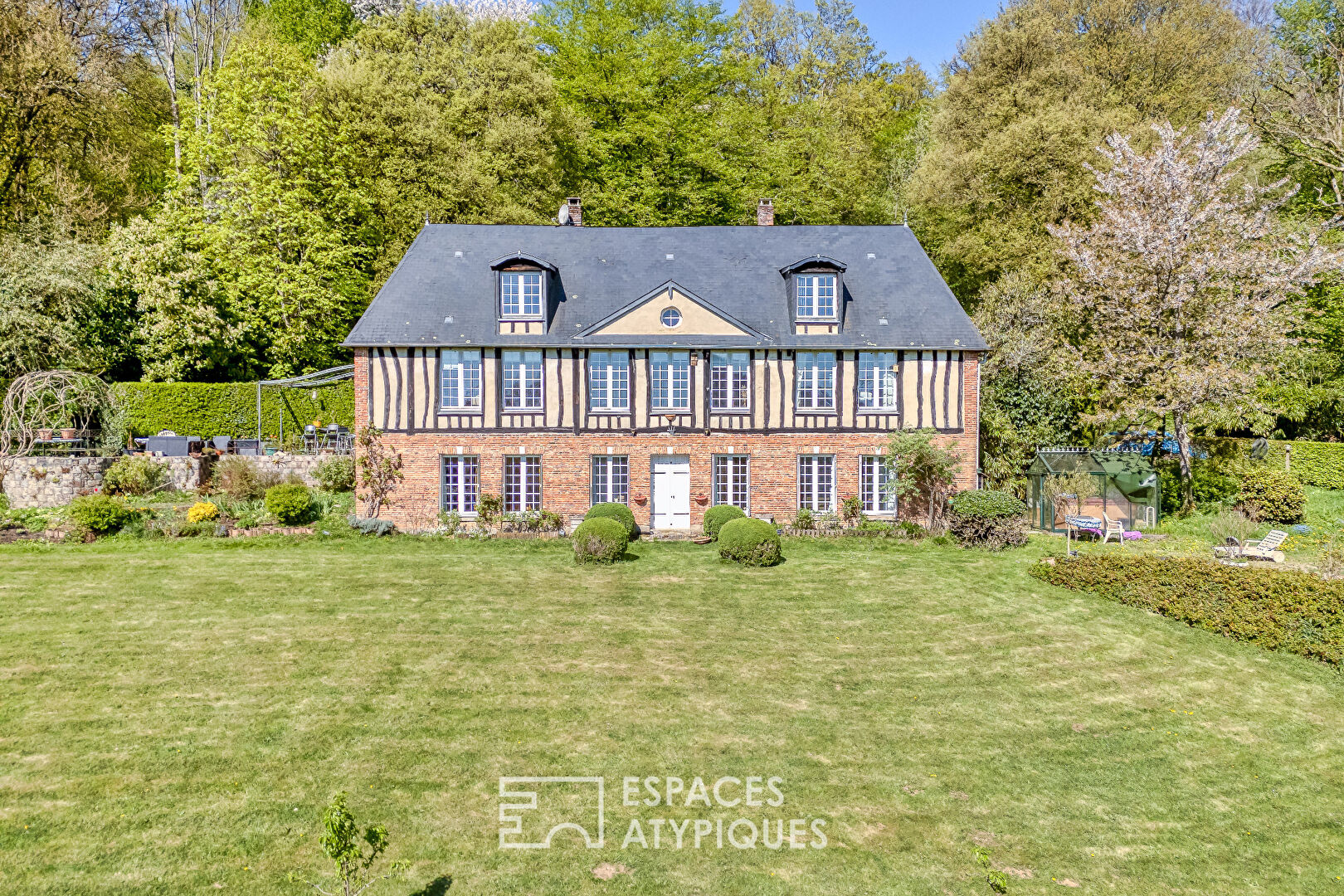 Charming house and its outbuilding in a hilly park