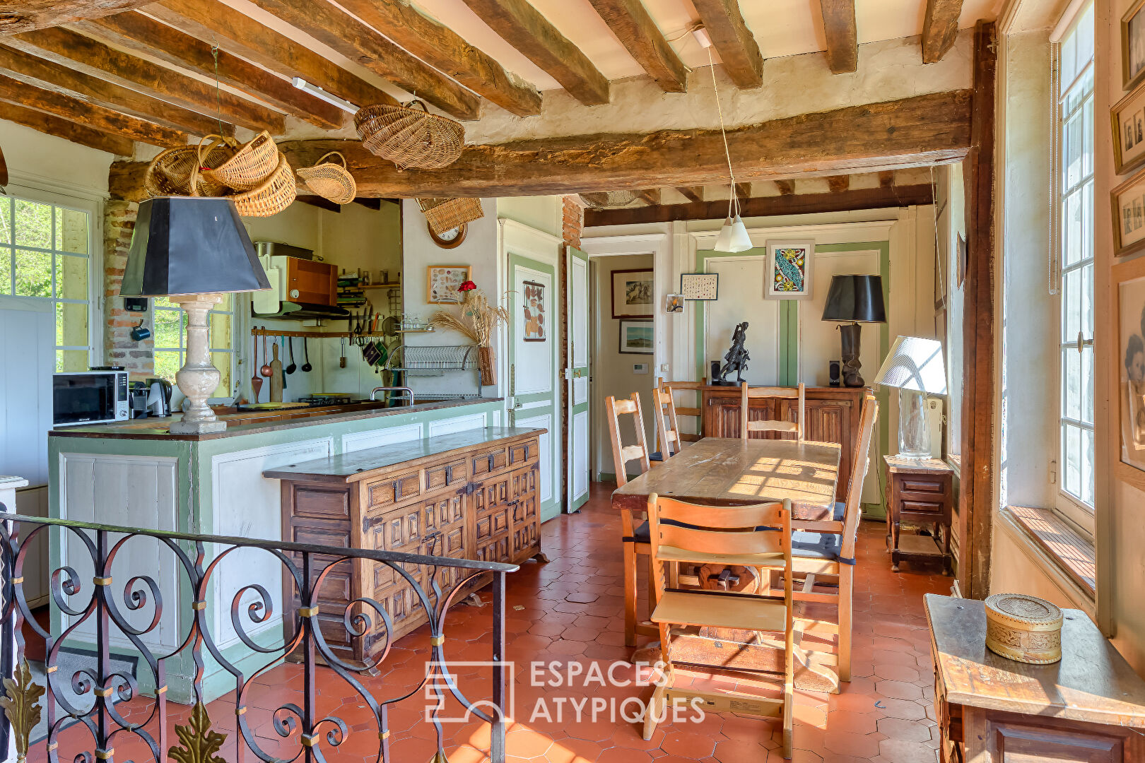 Charming house and its outbuilding in a hilly park