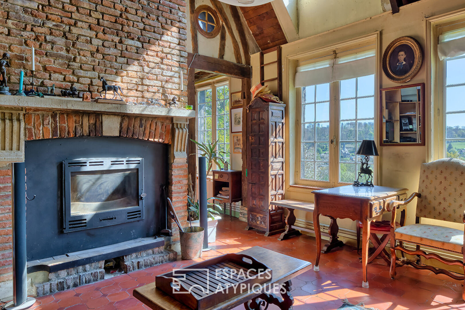 Charming house and its outbuilding in a hilly park