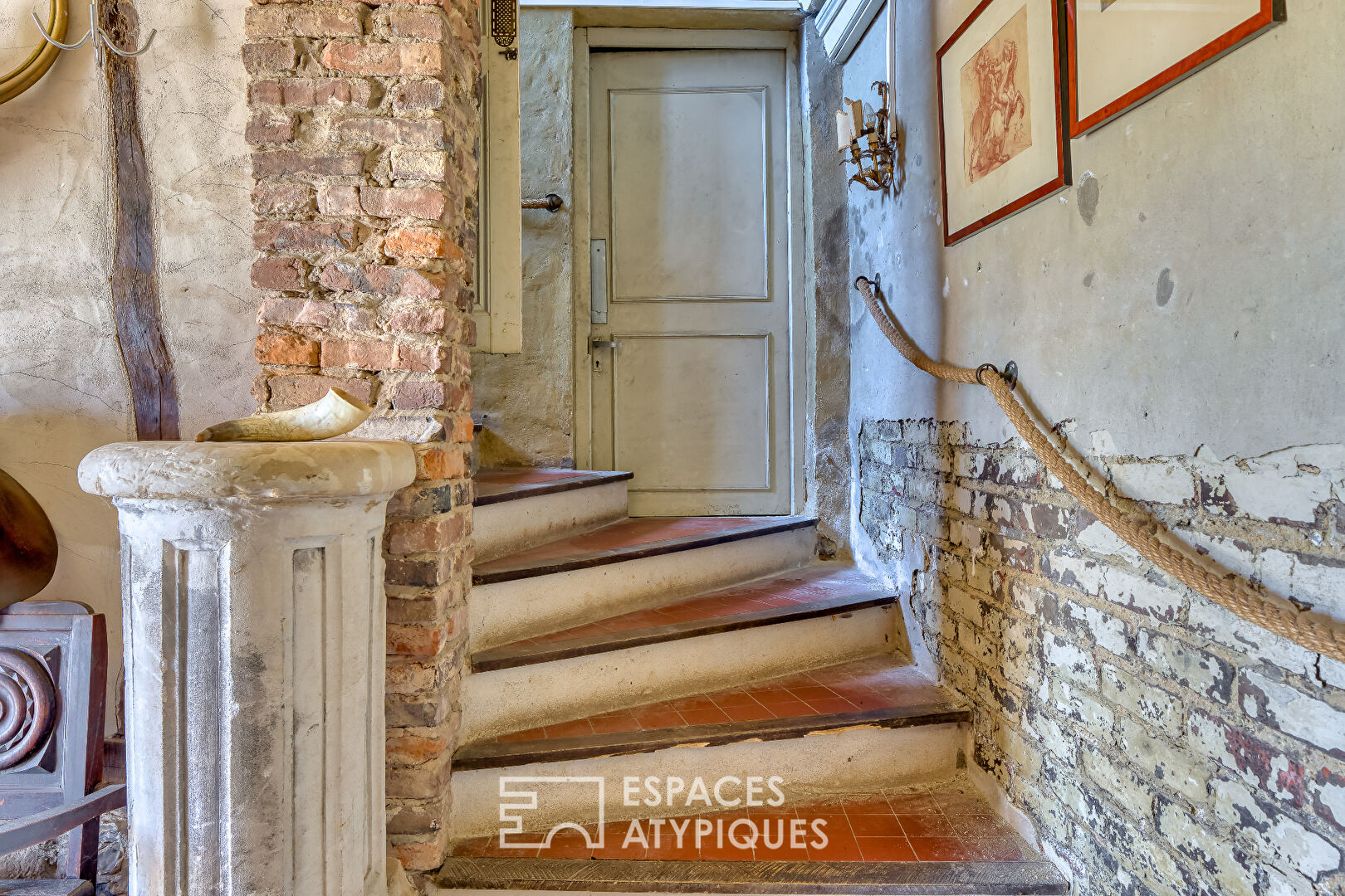 Charming house and its outbuilding in a hilly park