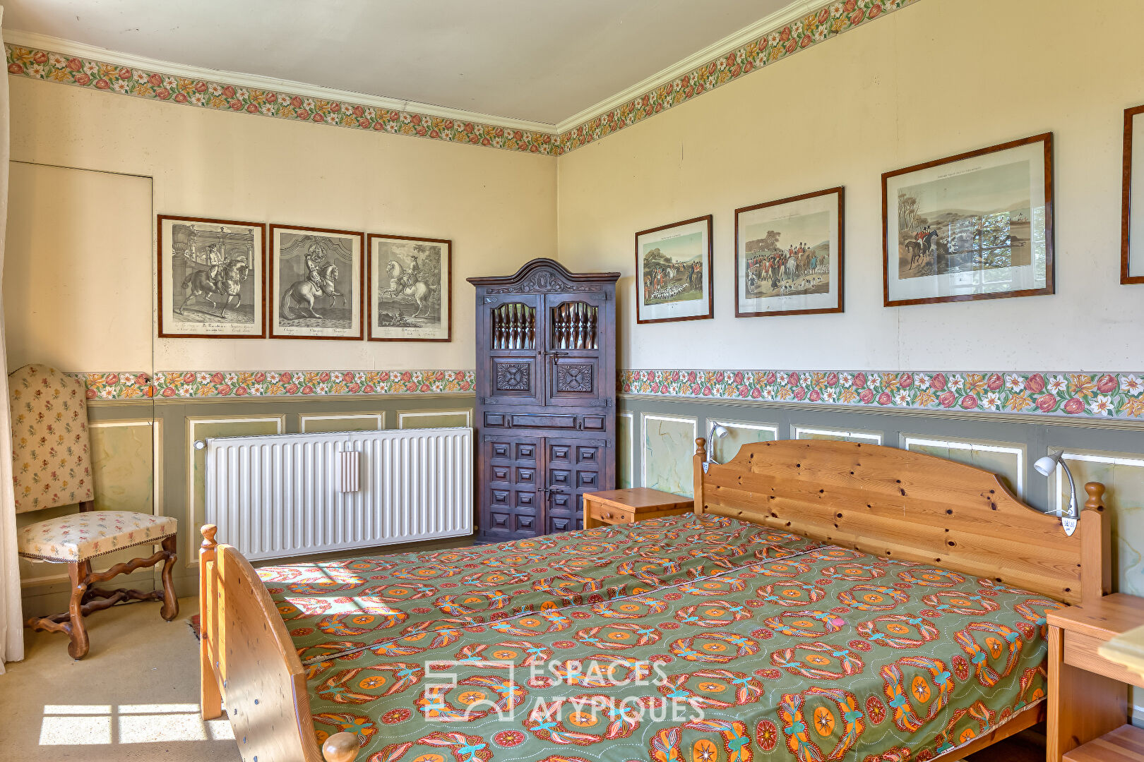 Charming house and its outbuilding in a hilly park