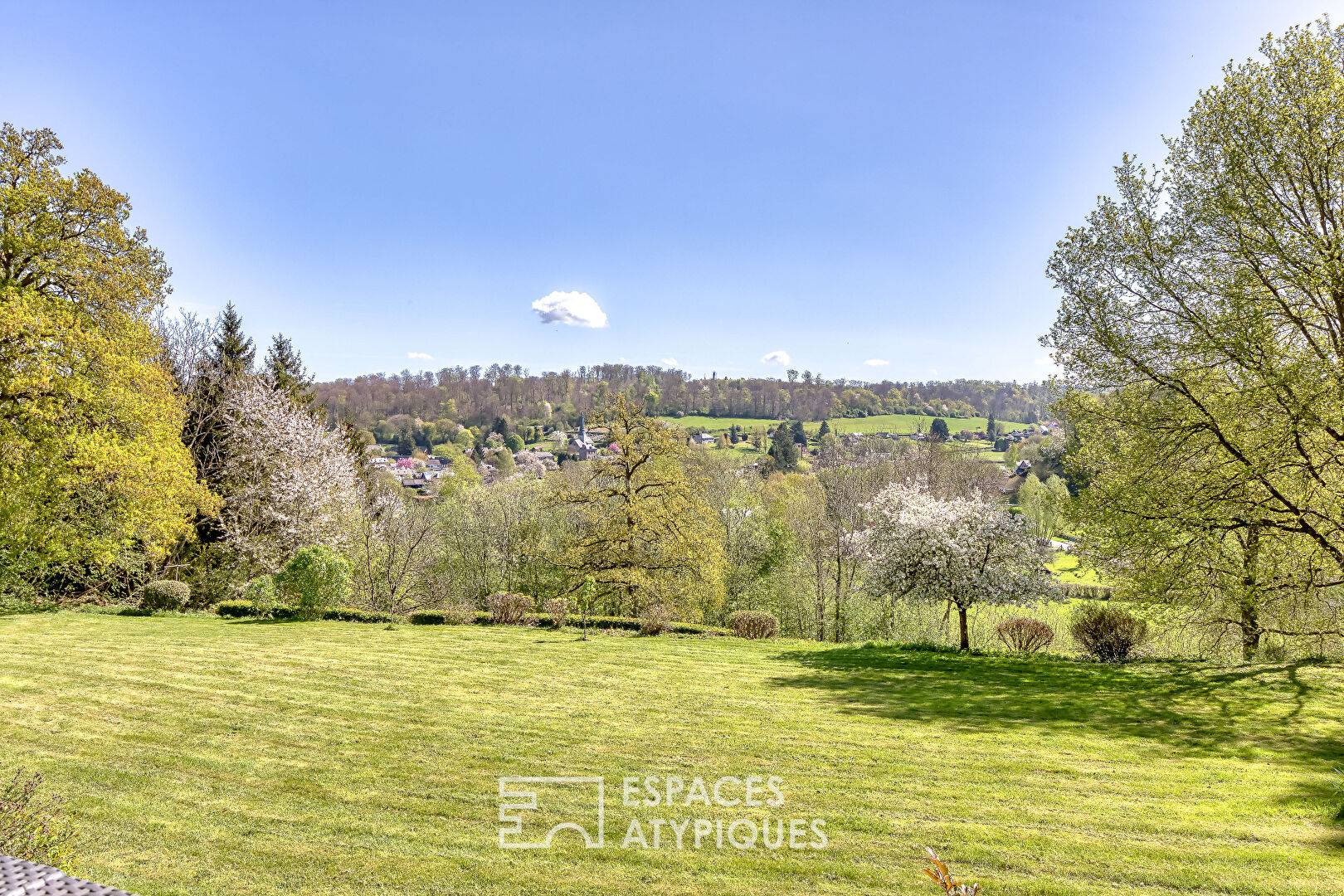 Charming house and its outbuilding in a hilly park