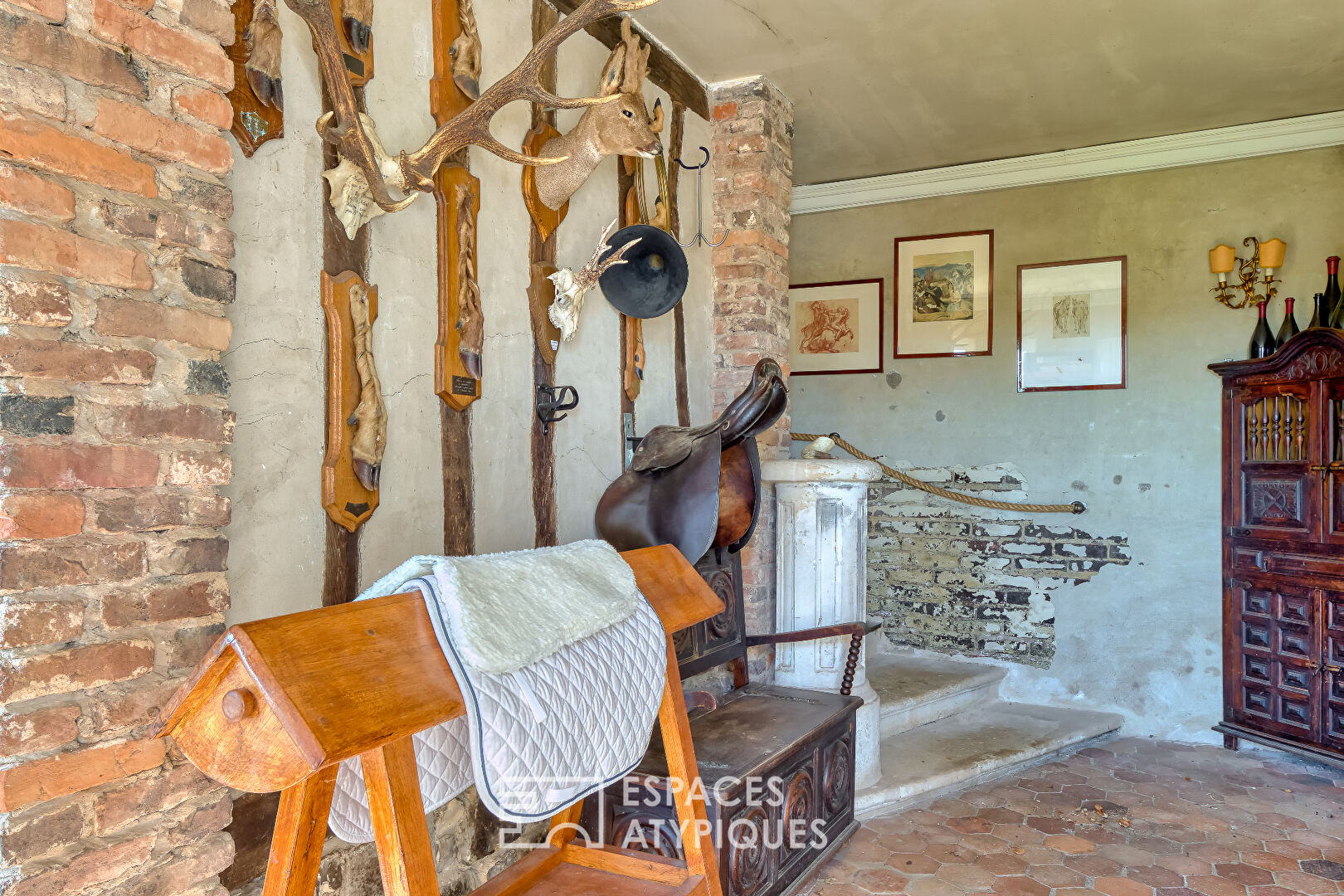 Charming house and its outbuilding in a hilly park