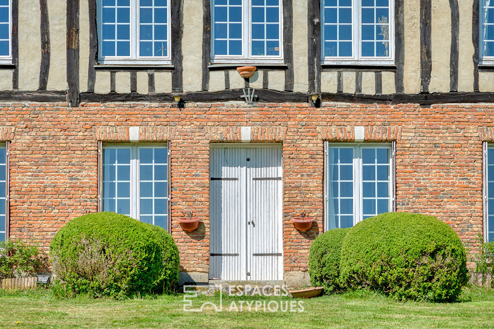 Charming house and its outbuilding in a hilly park