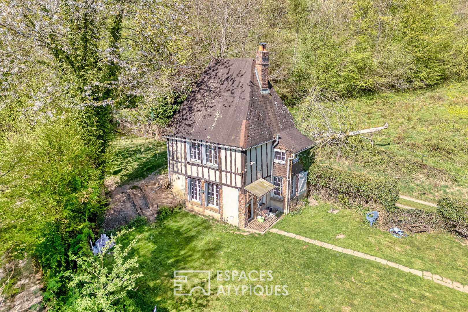 Charming house and its outbuilding in a hilly park