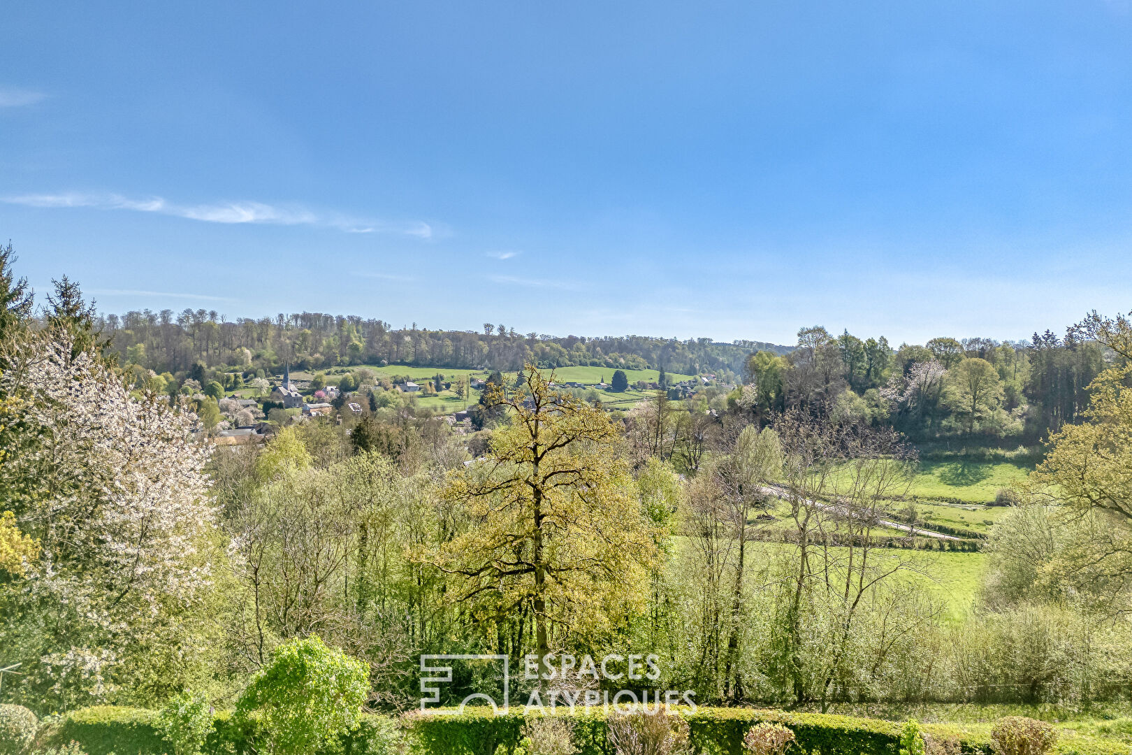 Charming house and its outbuilding in a hilly park