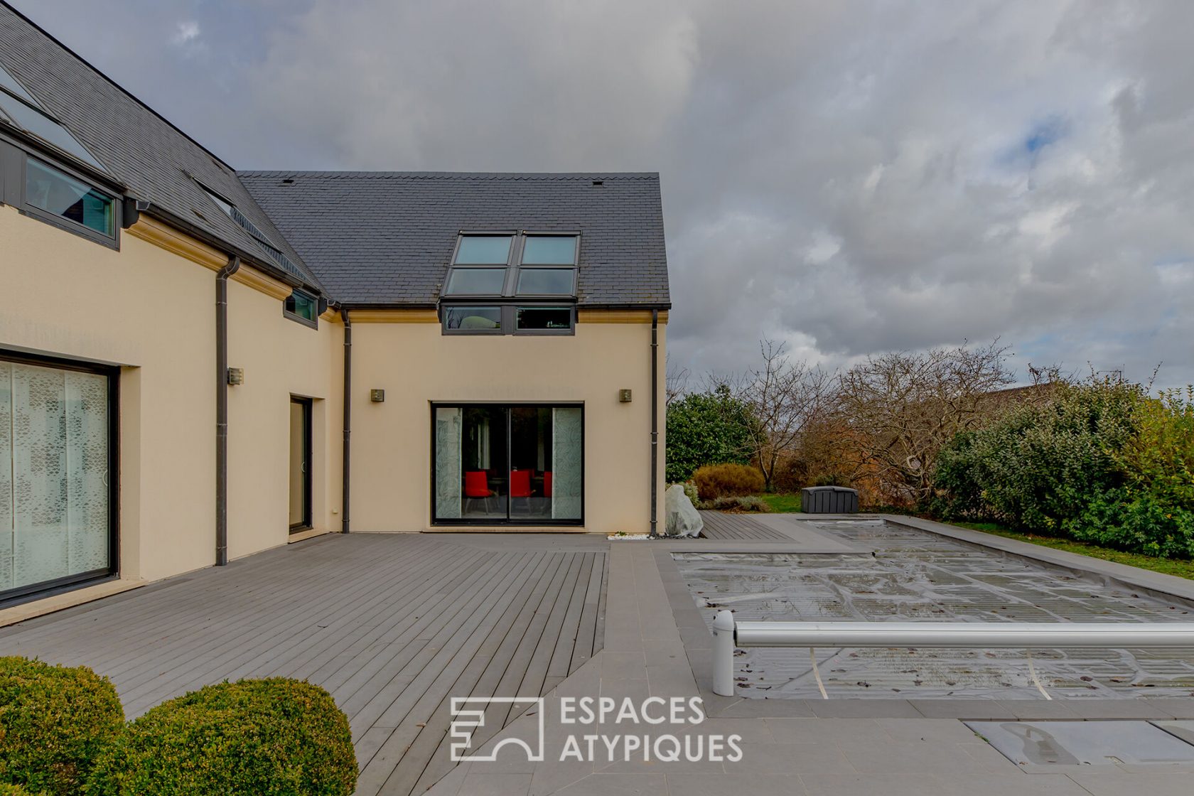 Contemporary villa with pool and landscaped garden