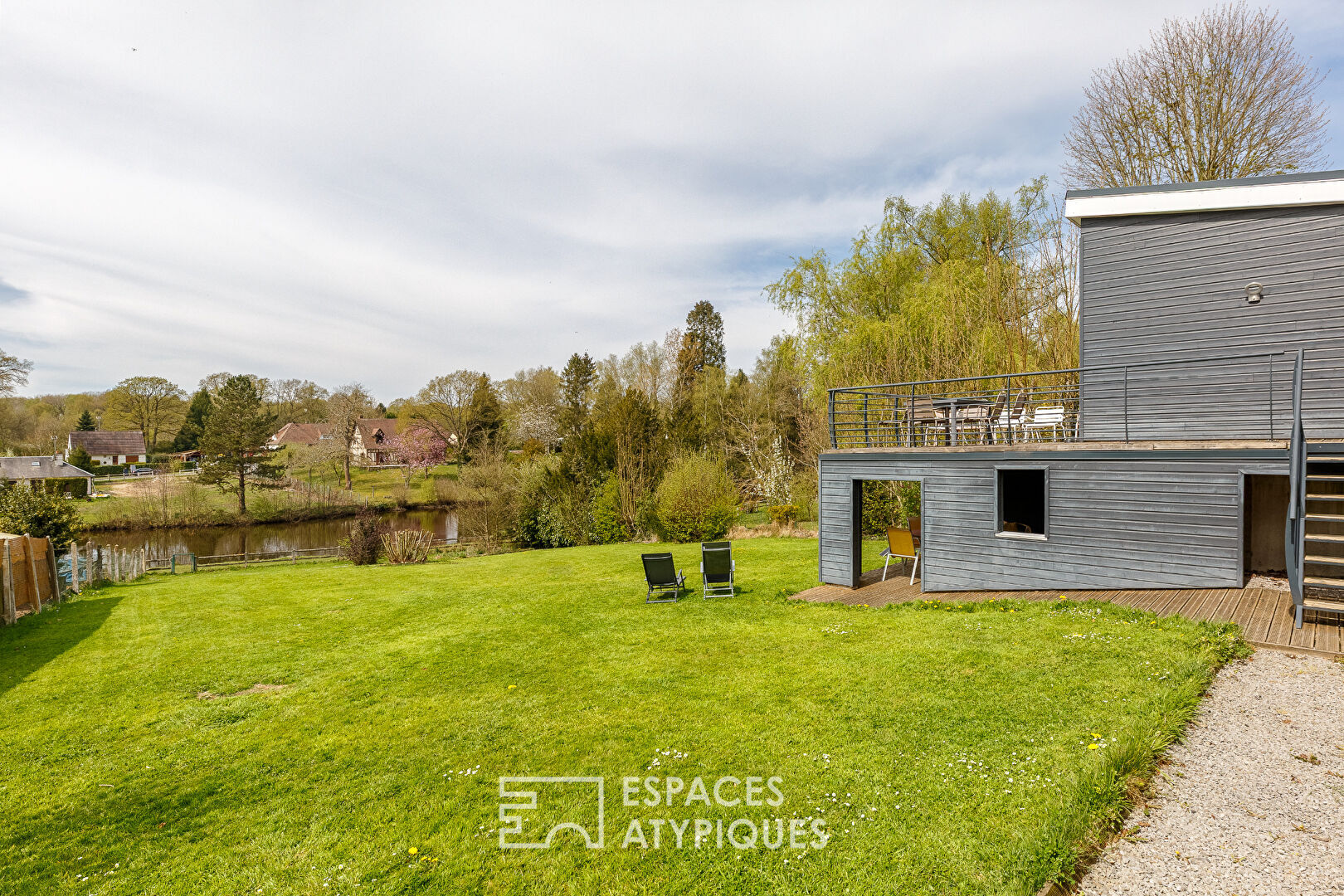 Maison avec extension contemporaine au bord du lac de Forges-les-Eaux