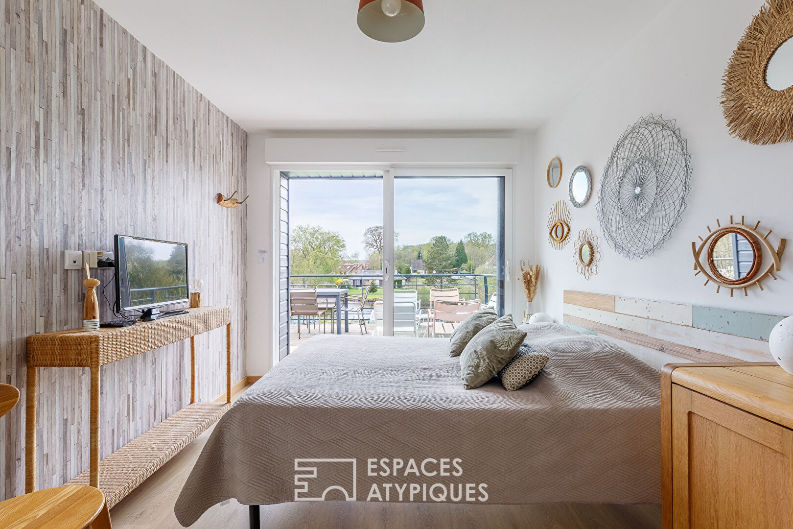 Maison avec extension contemporaine au bord du lac de Forges-les-Eaux