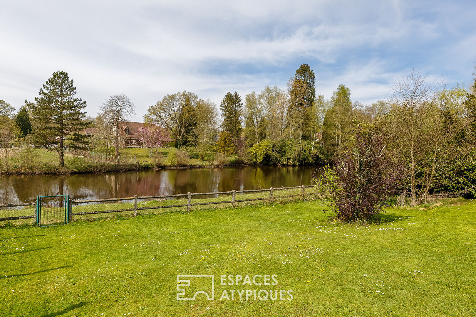Maison avec extension contemporaine au bord du lac de Forges-les-Eaux