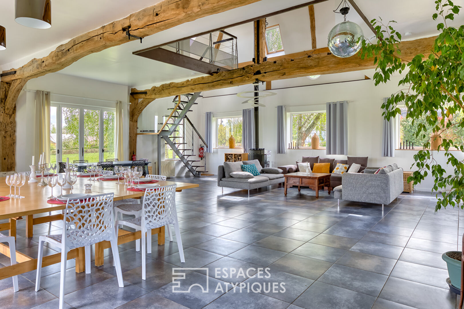 Renovated old riding school, combining Norman charm and spectacular volumes
