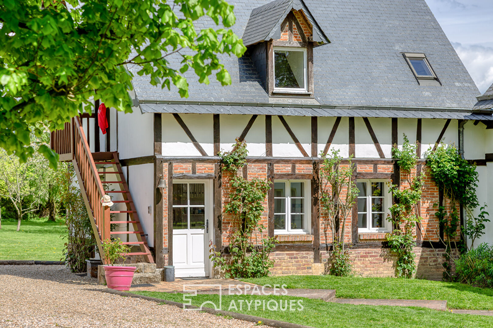 Renovated old riding school, combining Norman charm and spectacular volumes