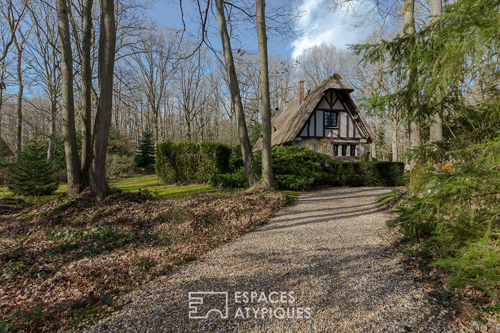 Elegant cottage in its wooded area