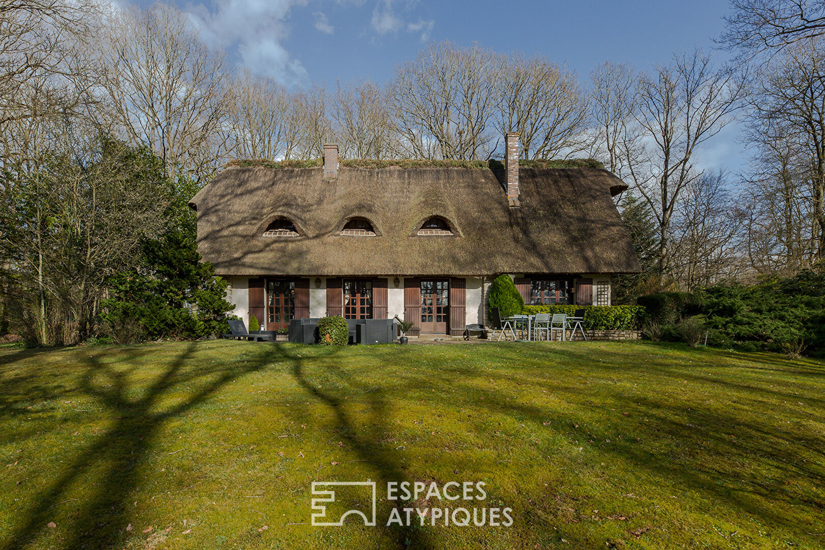Elegant cottage in its wooded area
