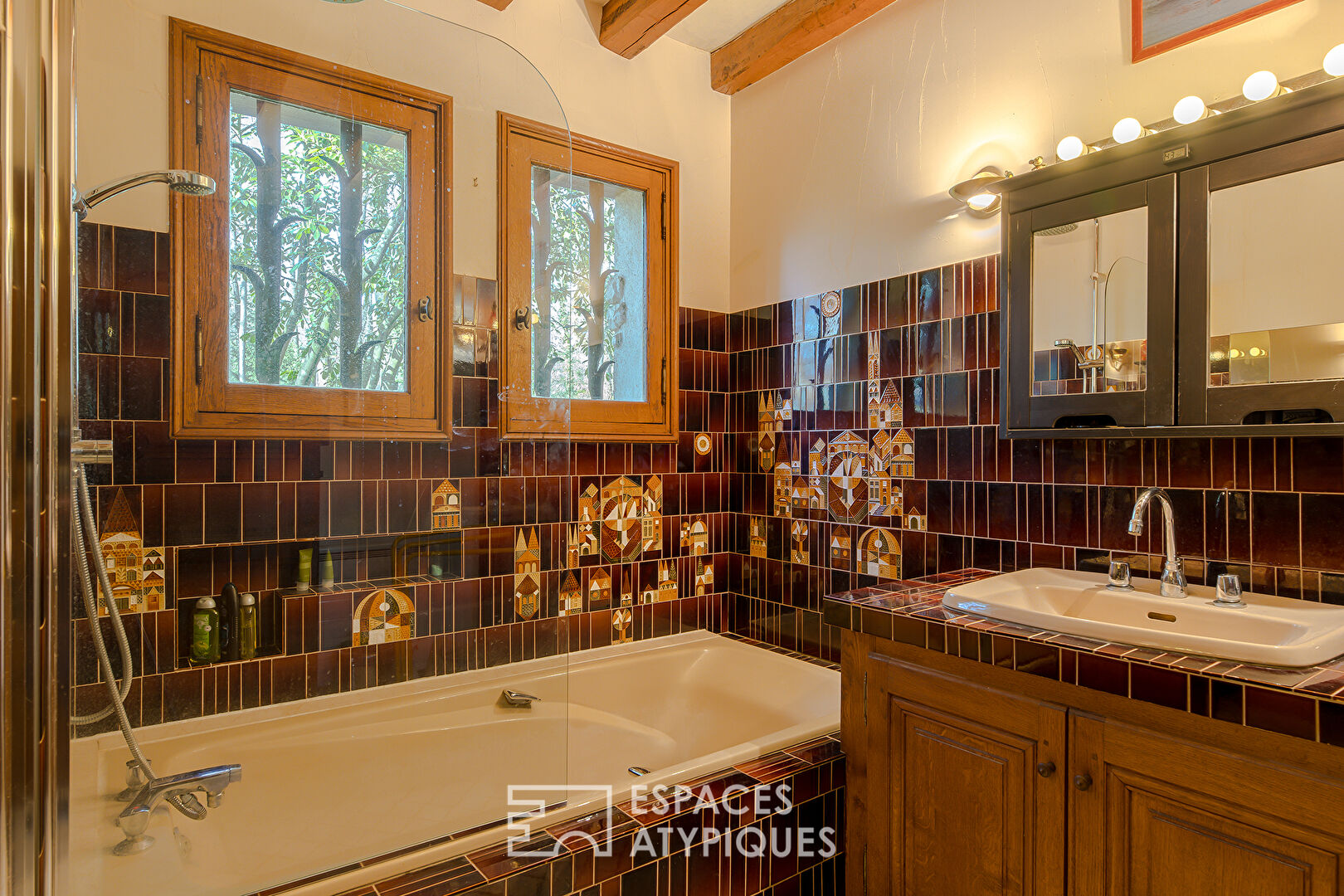 Elegant cottage in its wooded area