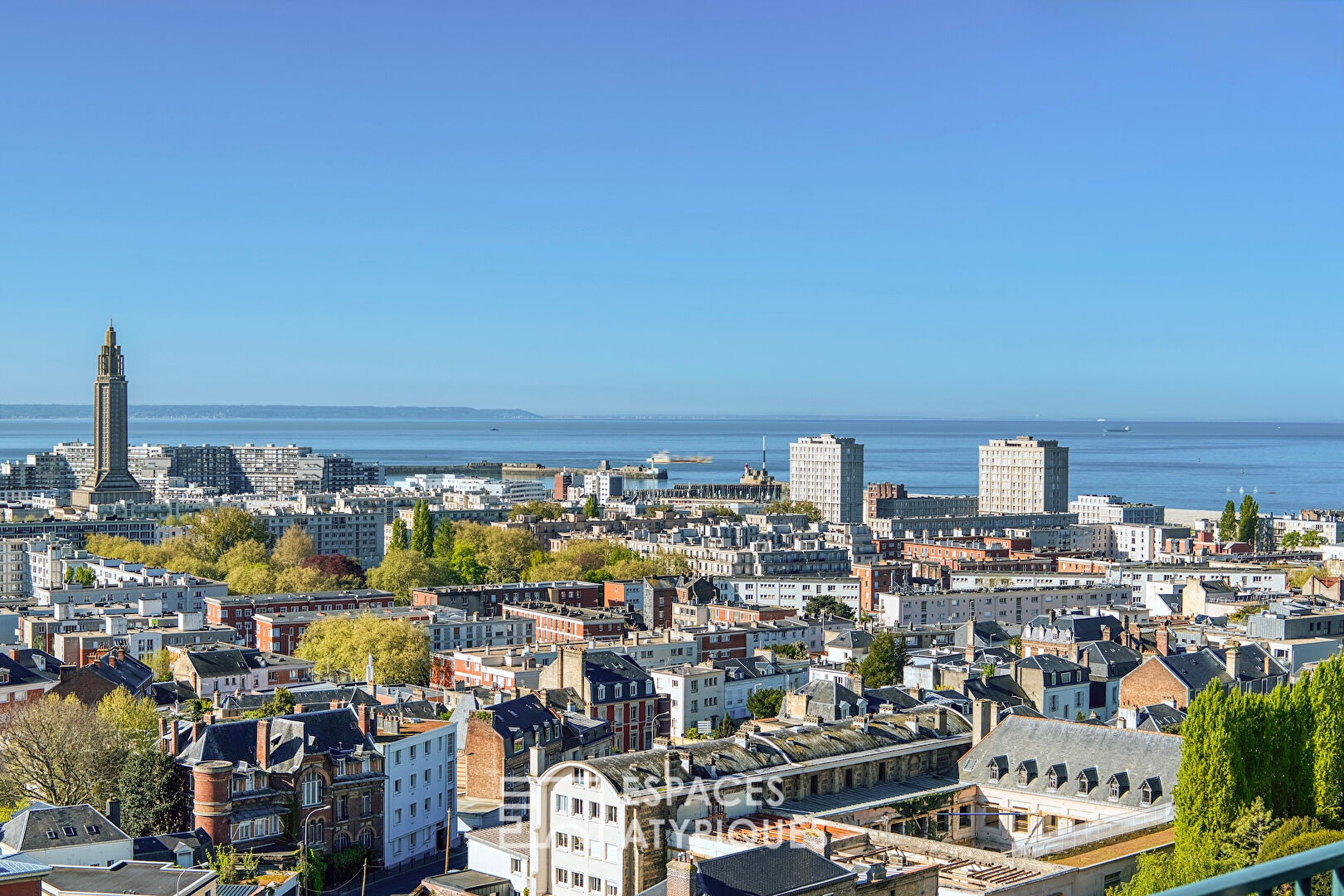 Appartement avec balcon et vue panoramique sur la ville et l’estuaire