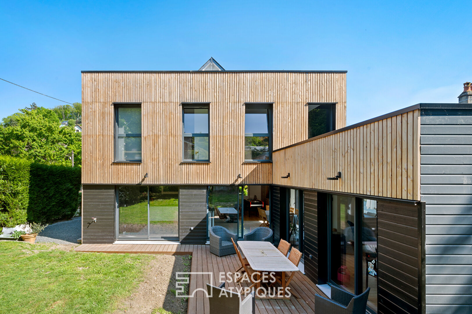 Maison de caractère sublimée par une extension bois