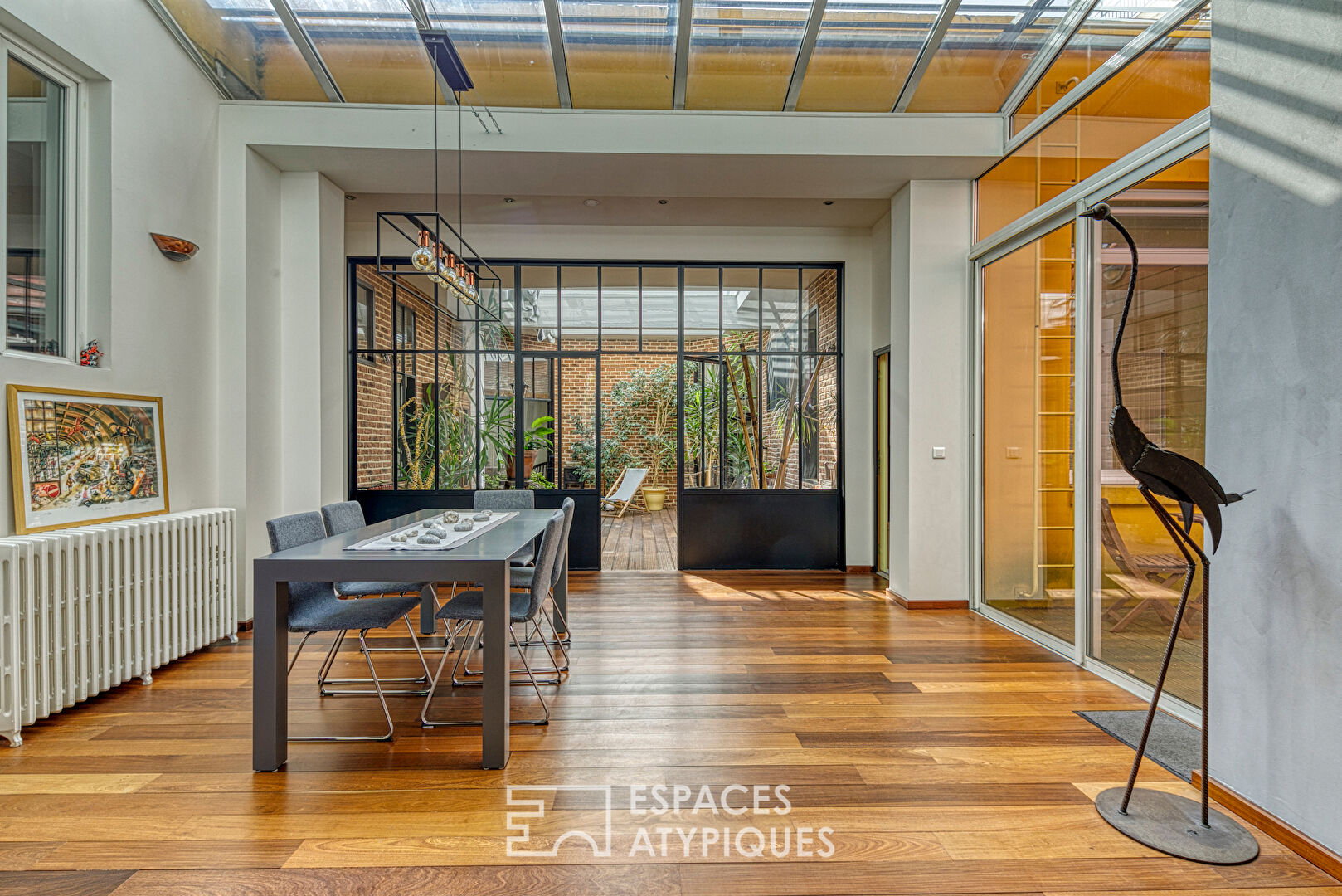 Loft resulting from the restructuring of old offices in hyper center with private garage