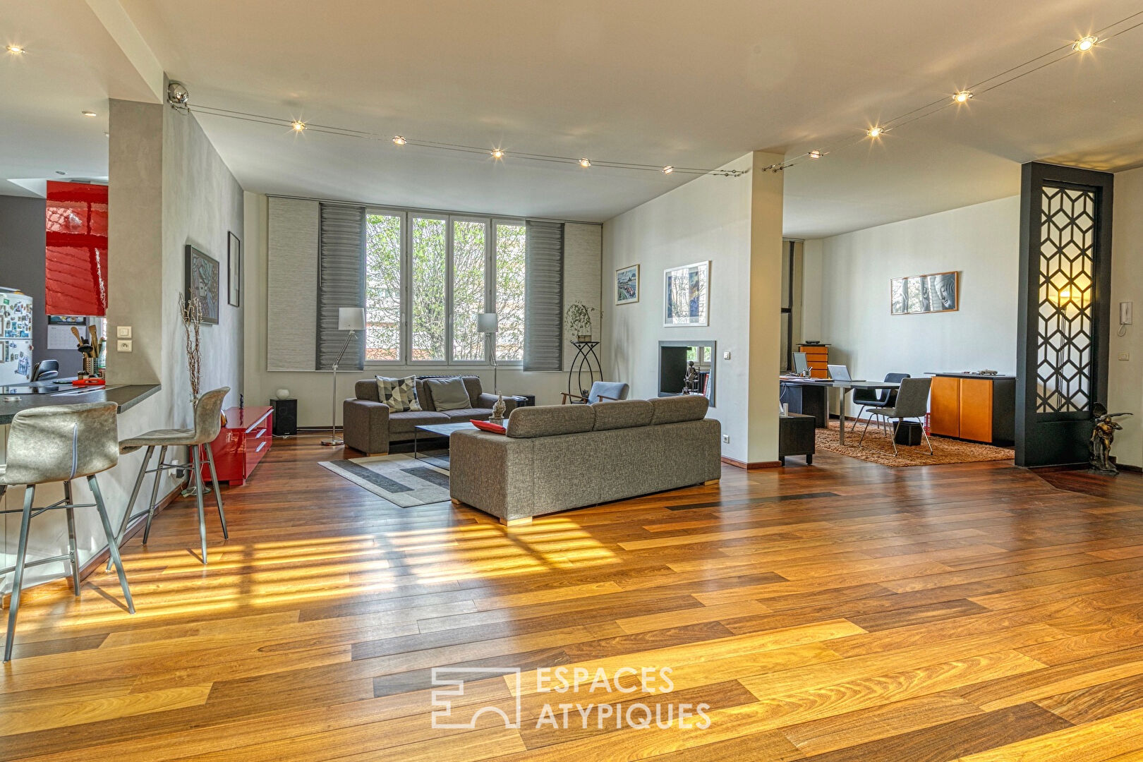 Loft resulting from the restructuring of old offices in hyper center with private garage