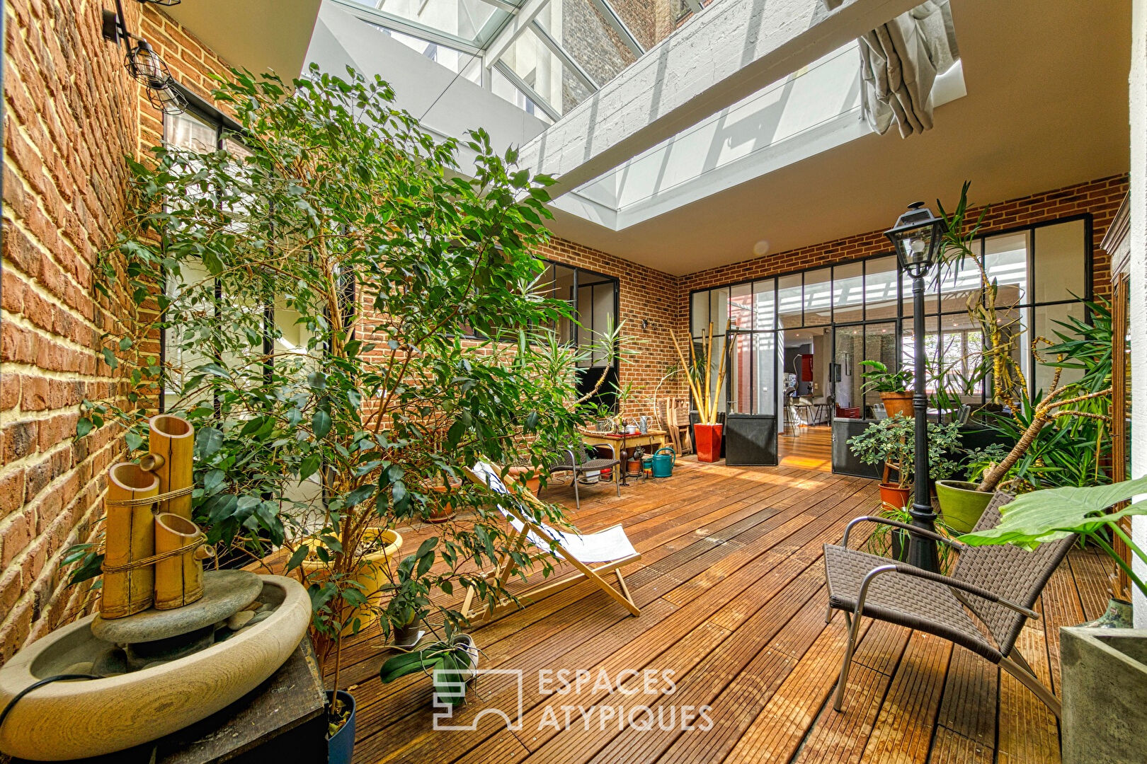 Loft resulting from the restructuring of old offices in hyper center with private garage