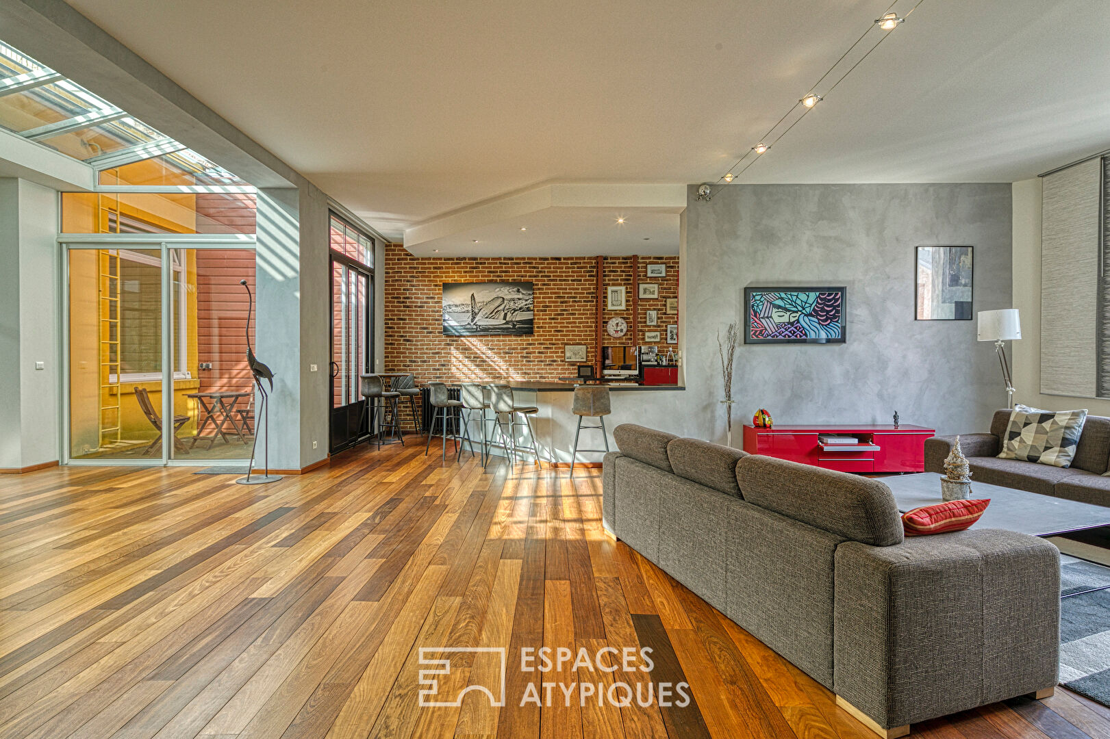Loft resulting from the restructuring of old offices in hyper center with private garage