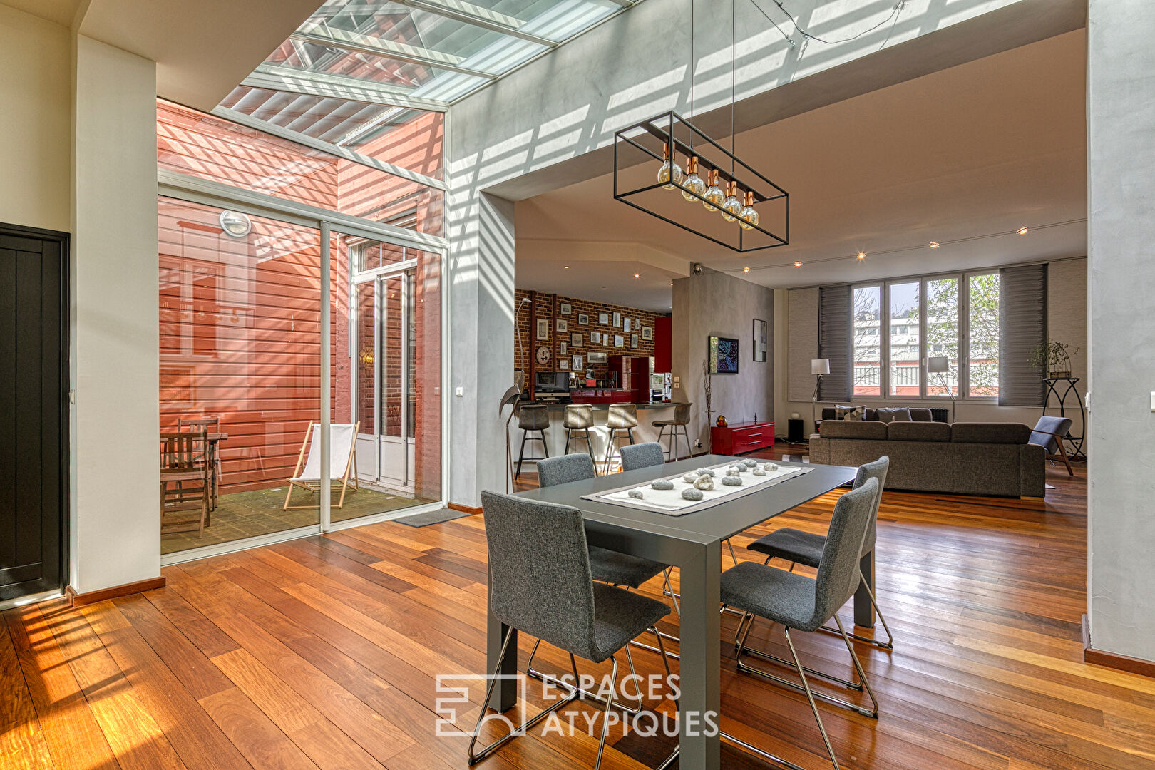 Loft resulting from the restructuring of old offices in hyper center with private garage