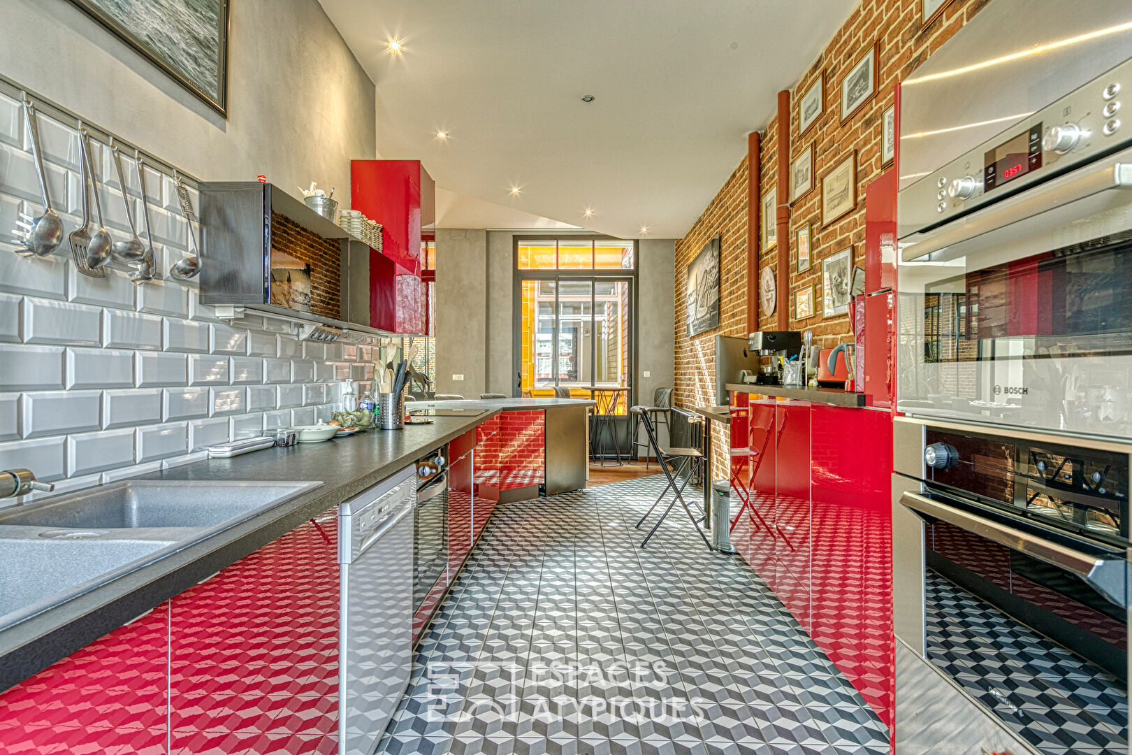 Loft resulting from the restructuring of old offices in hyper center with private garage