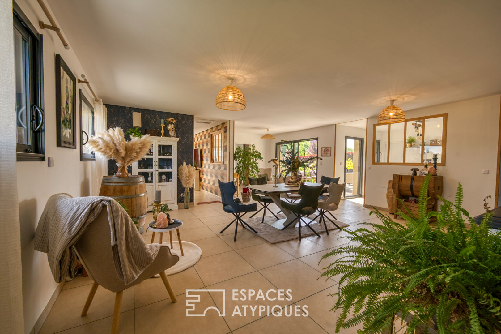 Maison de plain pied avec jardin et piscine