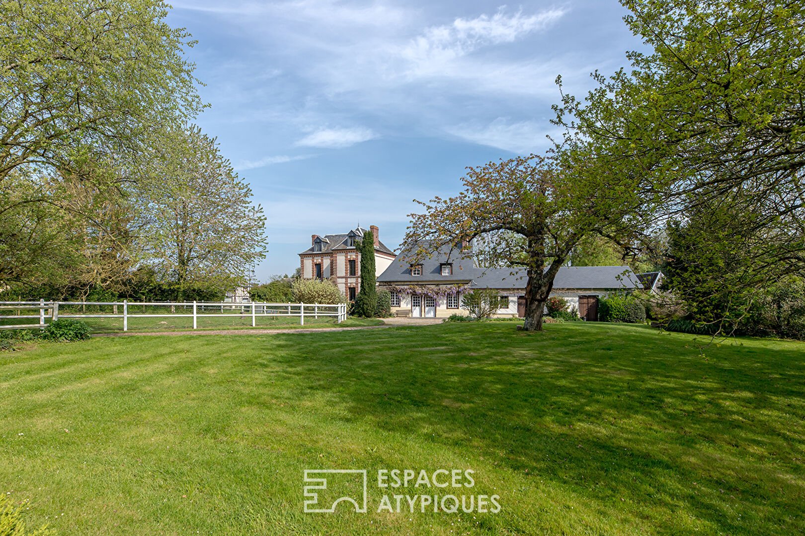 Ancienne boulangerie de village avec parc paysagé et dépendances