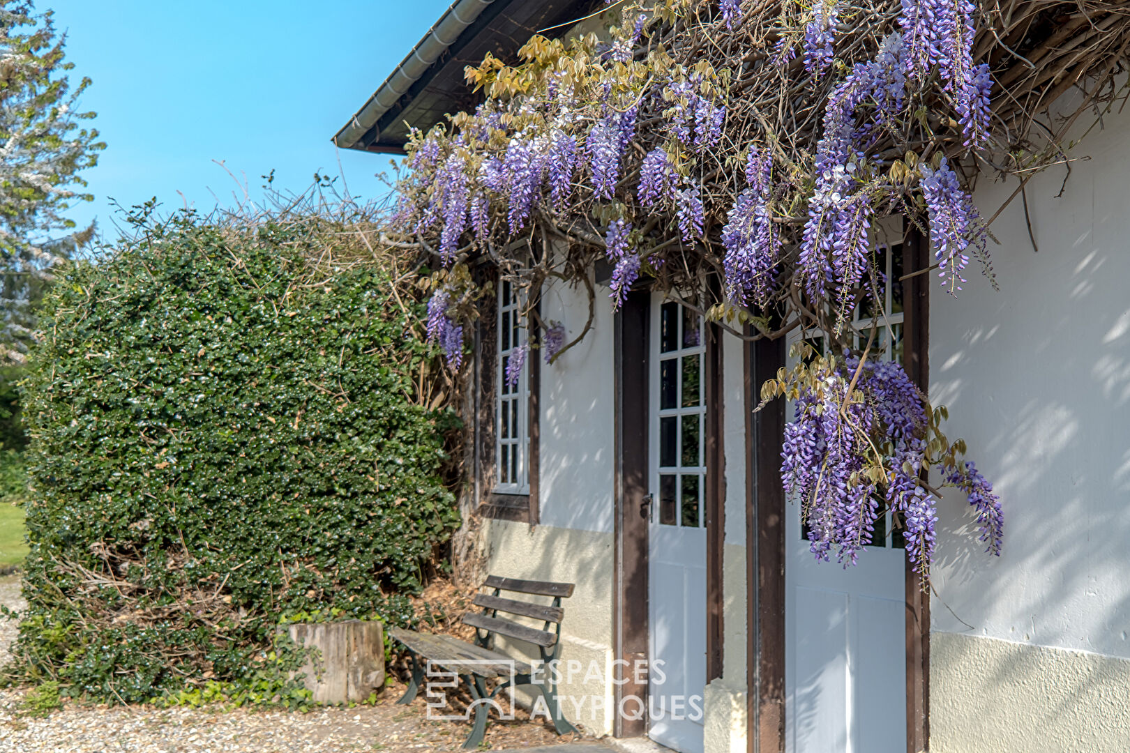 Ancienne boulangerie de village avec parc paysagé et dépendances