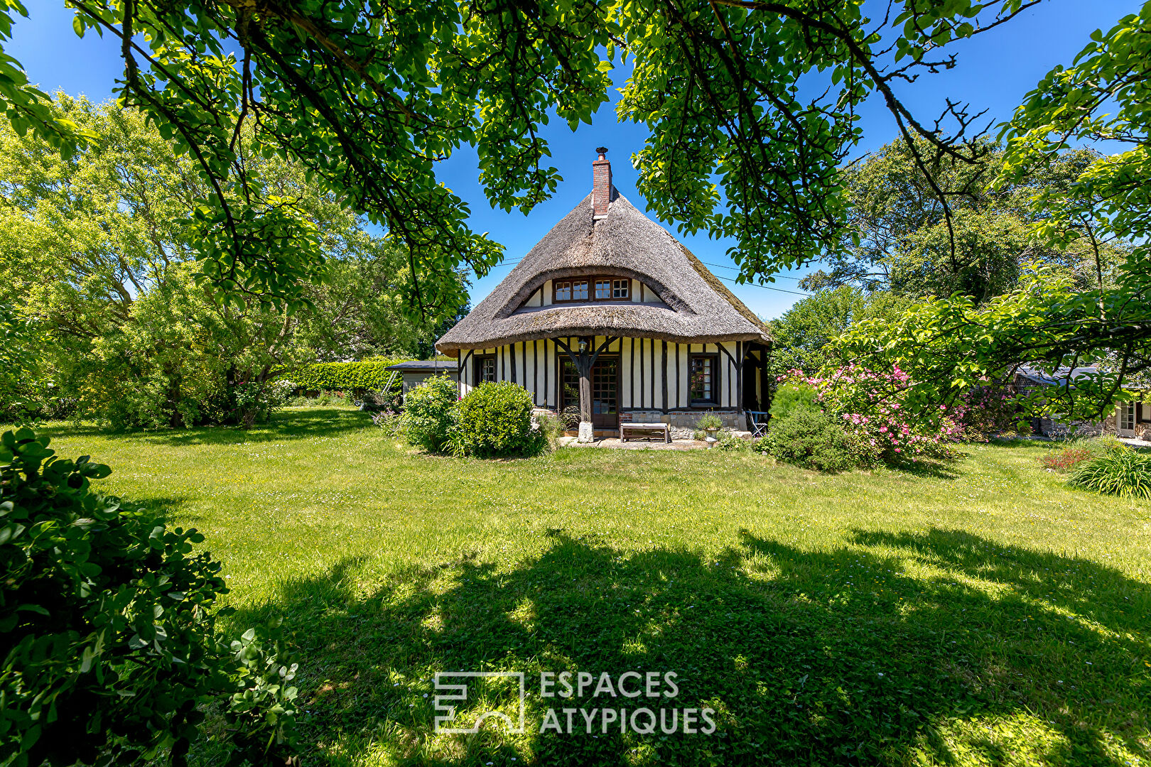 Thatched cottage from a former riding school with independent cottage