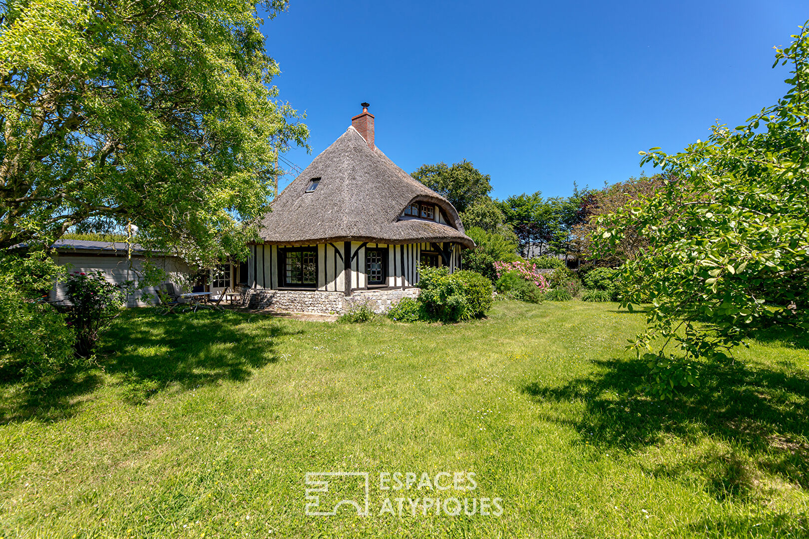Thatched cottage from a former riding school with independent cottage