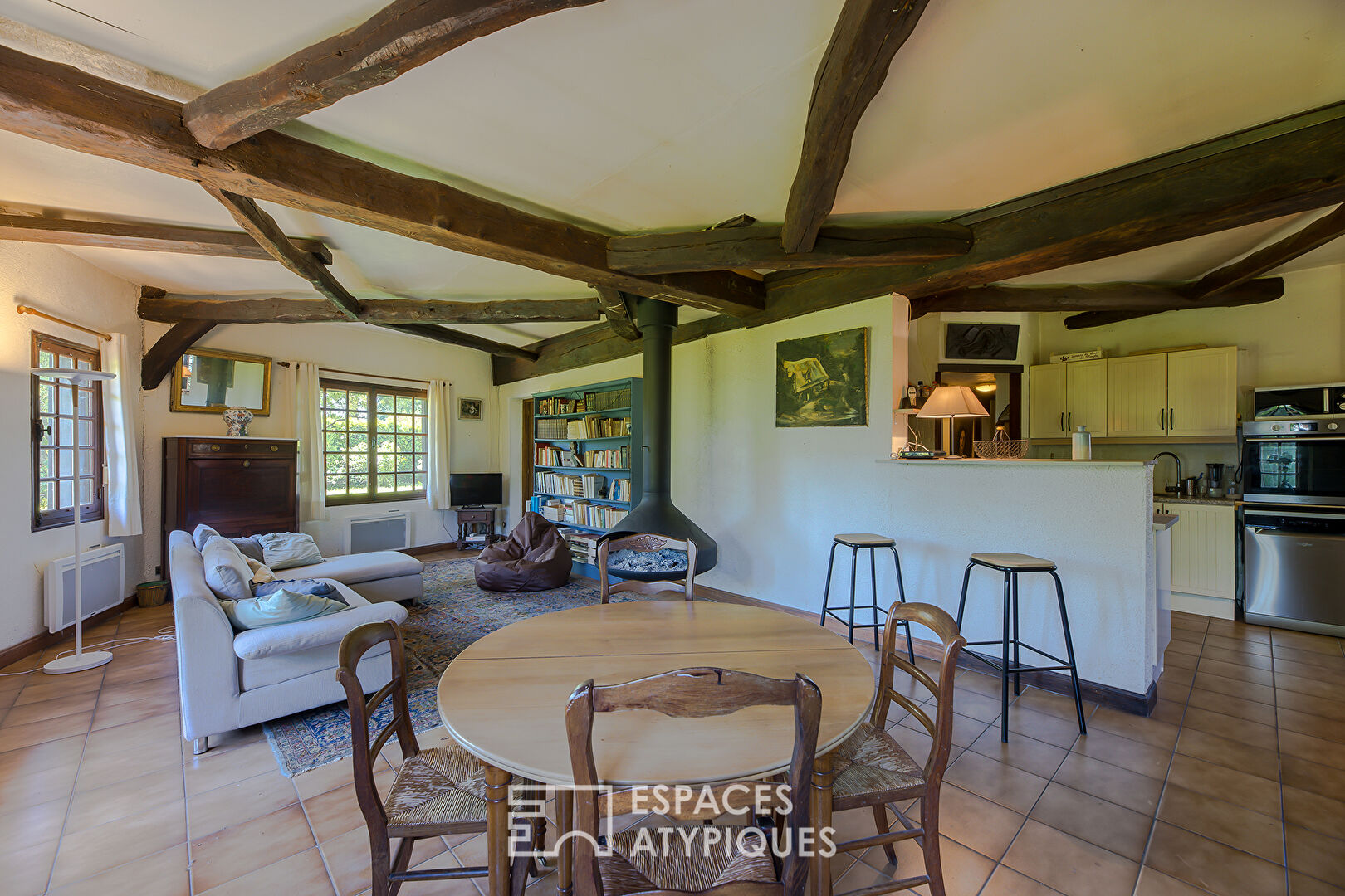 Thatched cottage from a former riding school with independent cottage