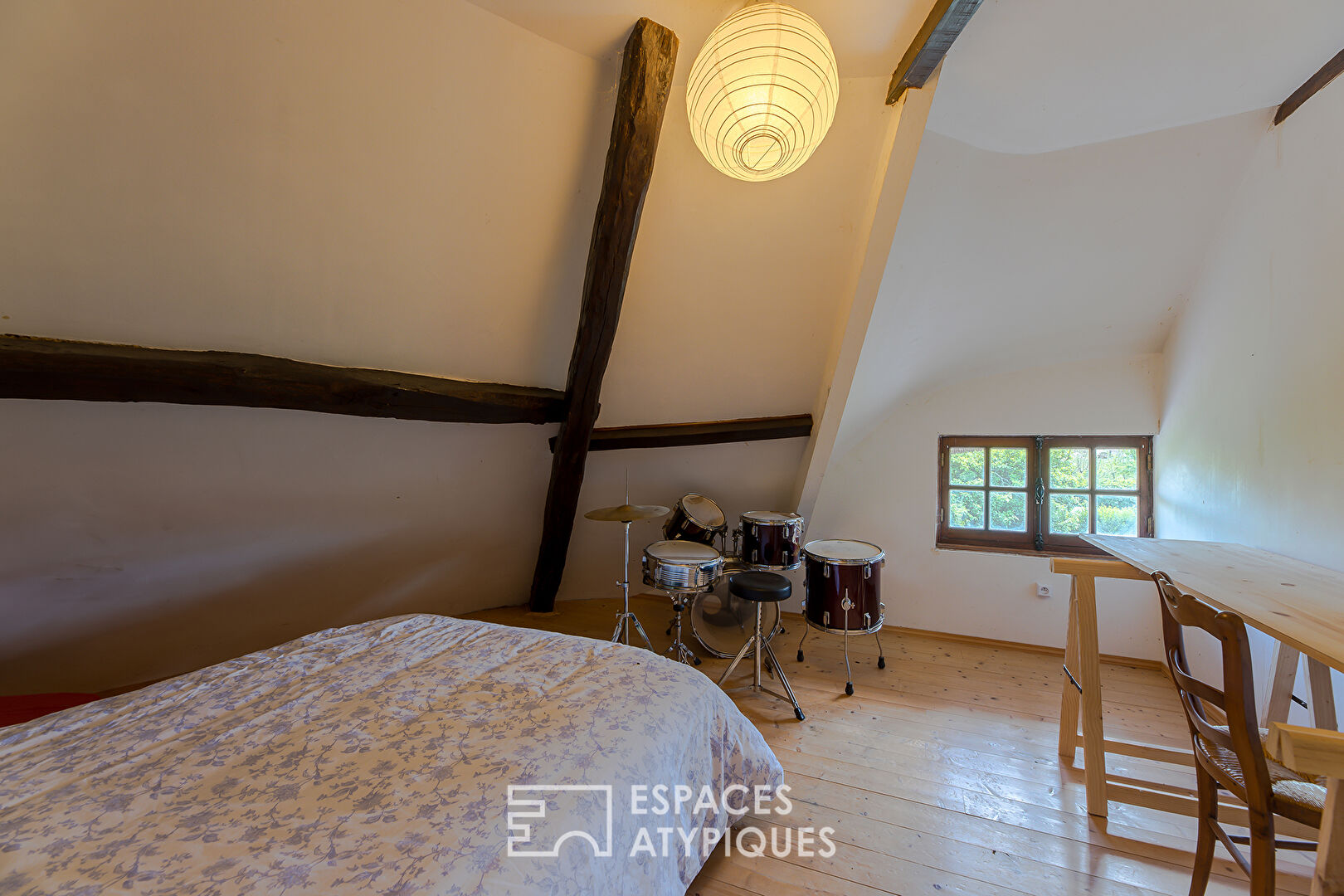 Thatched cottage from a former riding school with independent cottage