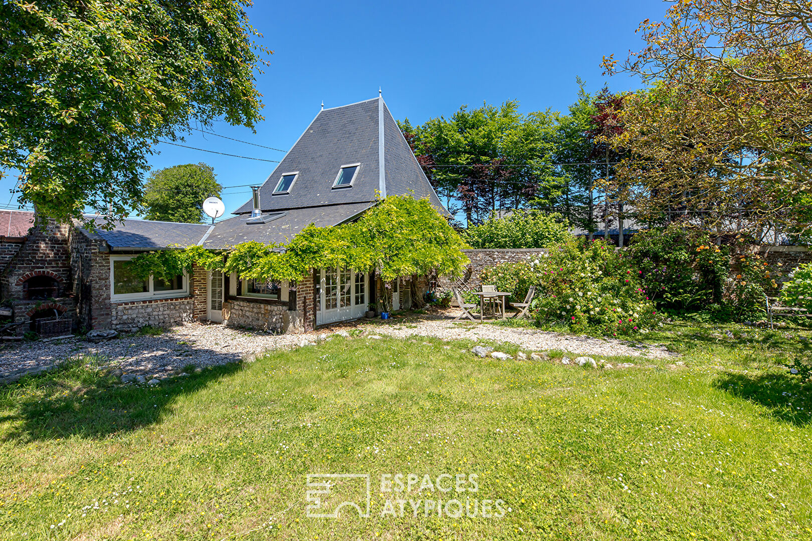 Thatched cottage from a former riding school with independent cottage