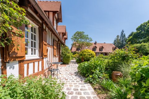 Élégante propriété normande avec gîte et terrain constructible
