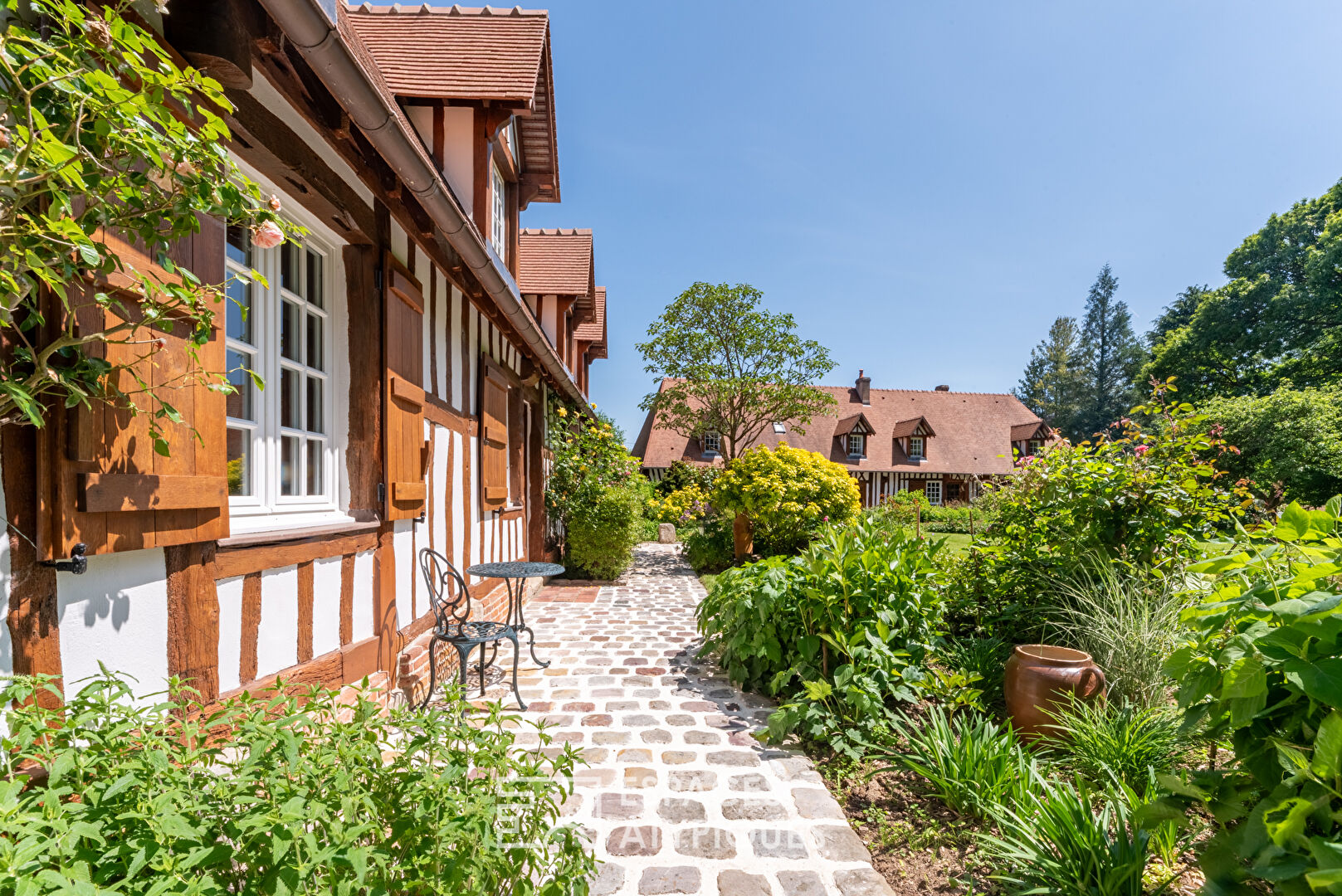 Élégante propriété normande avec gîte et terrain constructible