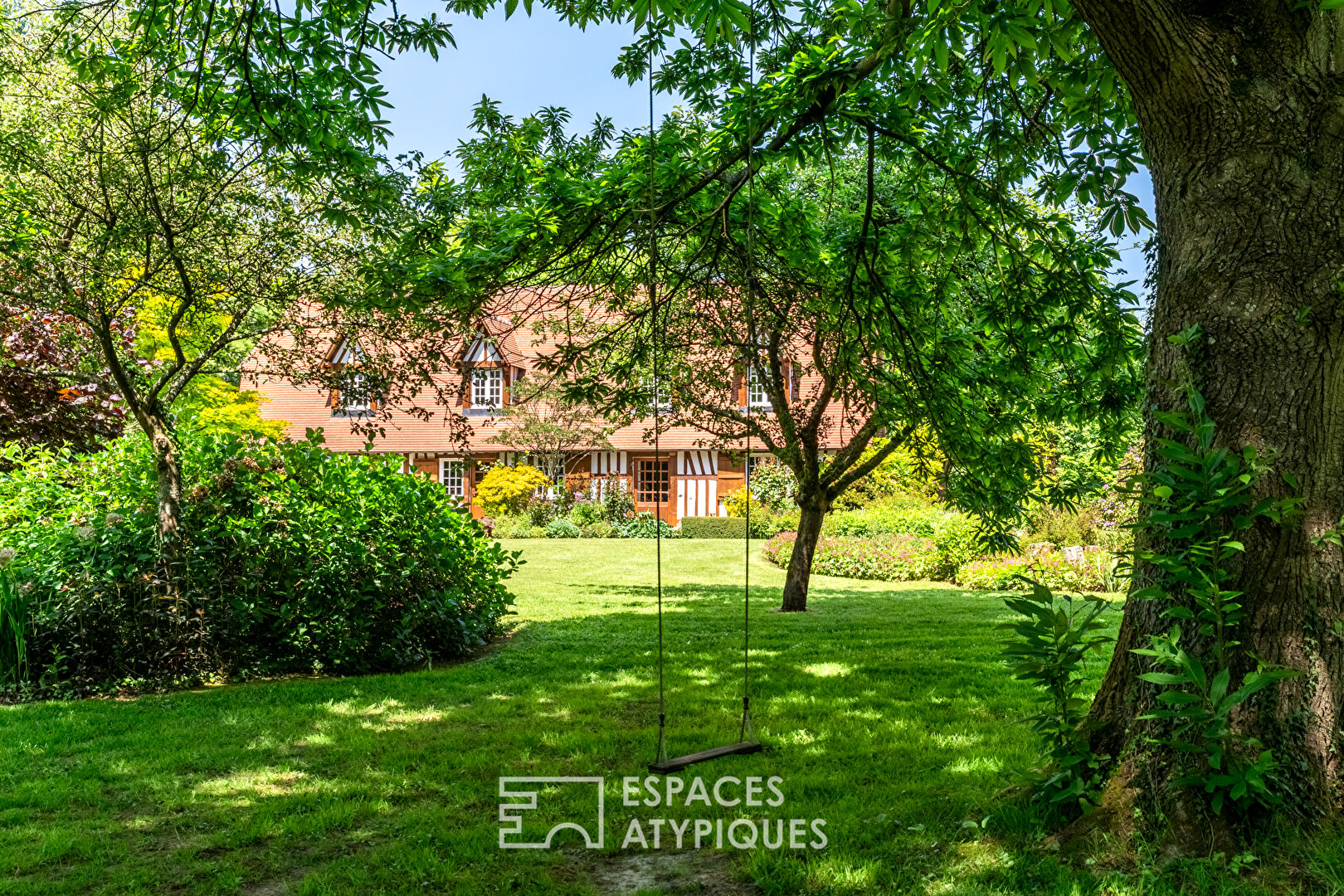 Élégante propriété normande avec gîte et terrain constructible