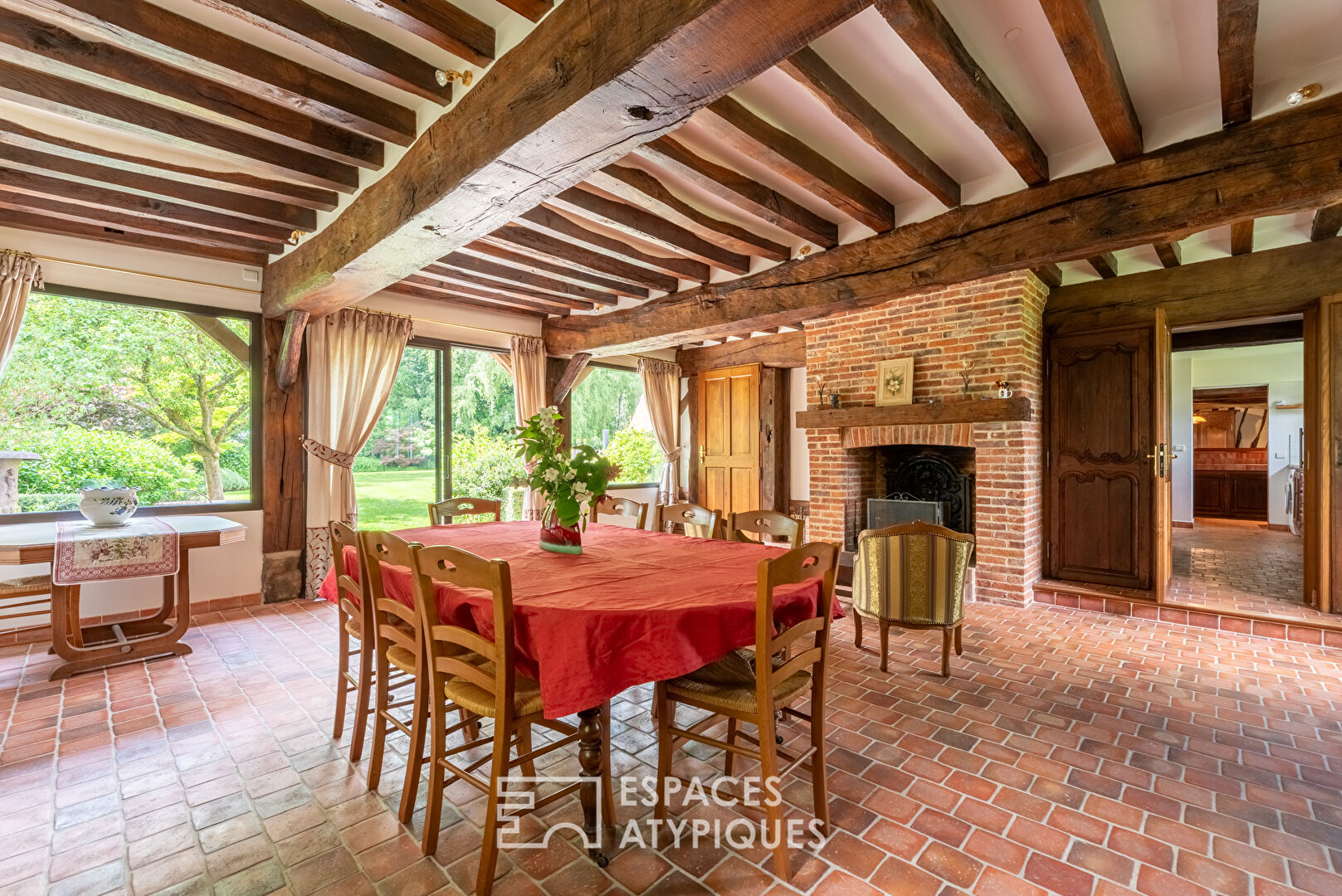Élégante propriété normande avec gîte et terrain constructible