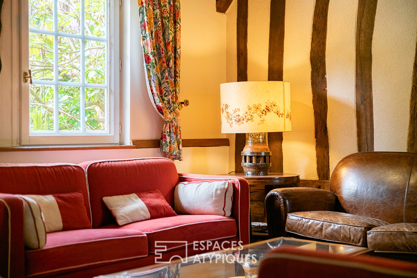 Élégante propriété normande avec gîte et terrain constructible