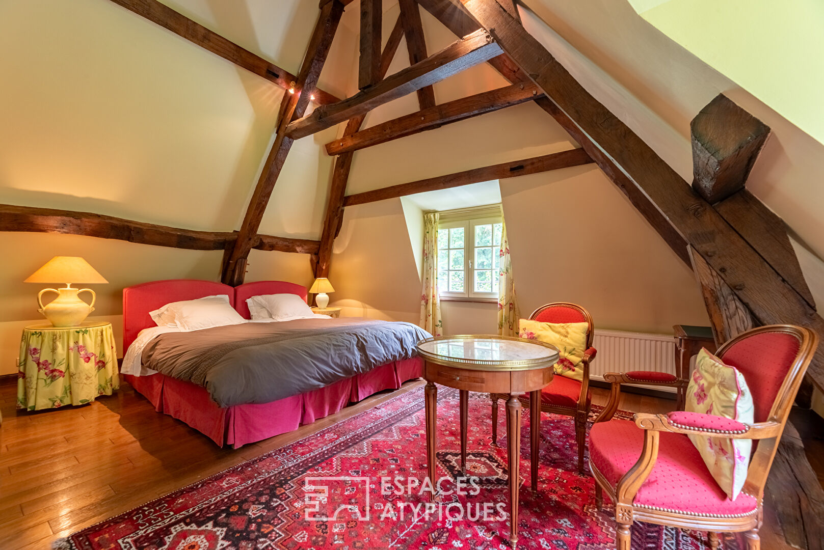 Élégante propriété normande avec gîte et terrain constructible