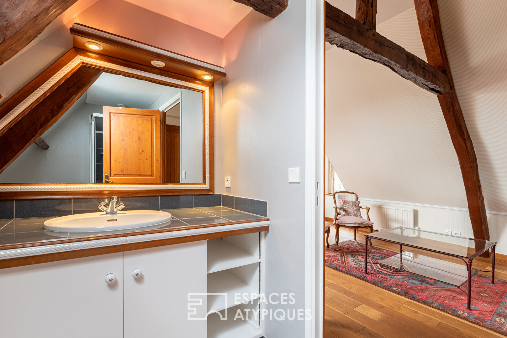 Élégante propriété normande avec gîte et terrain constructible