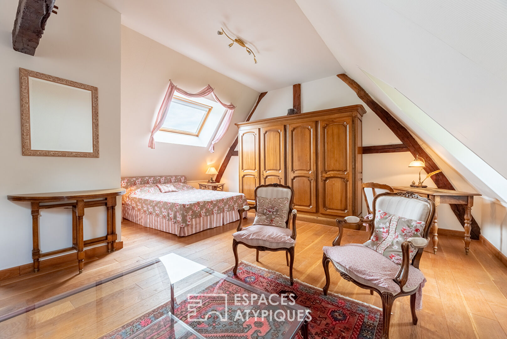 Élégante propriété normande avec gîte et terrain constructible